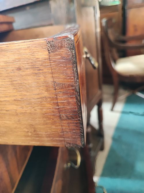 A GOOD GEORGIAN INLAID BOW FRONT CHEST OF DRAWERS - ADDITIONAL PHOTO 4