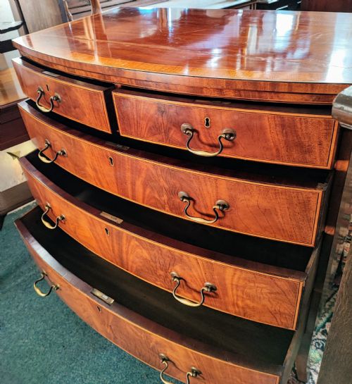 A GOOD GEORGIAN INLAID BOW FRONT CHEST OF DRAWERS - ADDITIONAL PHOTO 8