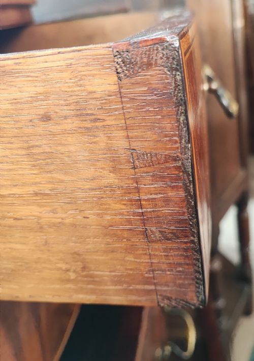 A GOOD GEORGIAN INLAID BOW FRONT CHEST OF DRAWERS - ADDITIONAL PHOTO 13