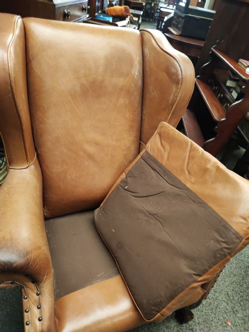 LEATHER AND MAHOGANY WING CHAIR - ADDITIONAL PHOTO 3