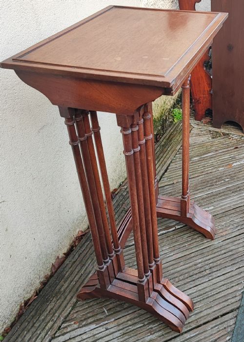 ANTIQUE MAHOGANY NEST OF 4 TABLES IN THE GEORGE III STYLE - ADDITIONAL PHOTO 1