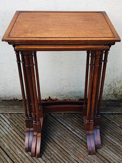 ANTIQUE MAHOGANY NEST OF 4 TABLES IN THE GEORGE III STYLE - ADDITIONAL PHOTO 4