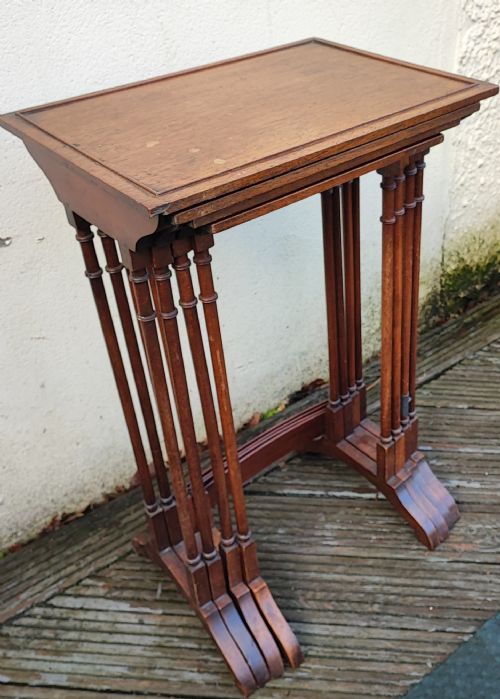 ANTIQUE MAHOGANY NEST OF 4 TABLES IN THE GEORGE III STYLE - ADDITIONAL PHOTO 5