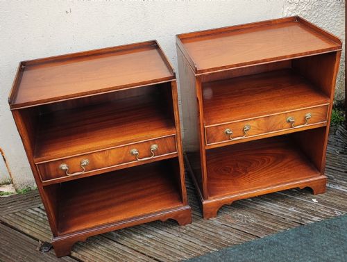 PAIR OF MAHOGANY GEORGE III STYLE OPEN BOOKCASES OR BEDSIDE TABLES - ADDITIONAL PHOTO 1