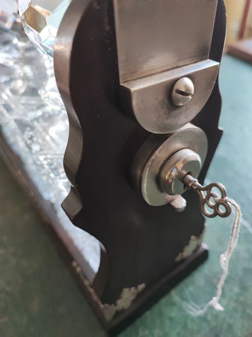 AN ANTIQUE MAHOGANY AND CUT GLASS TANTALUS - ADDITIONAL PHOTO 4