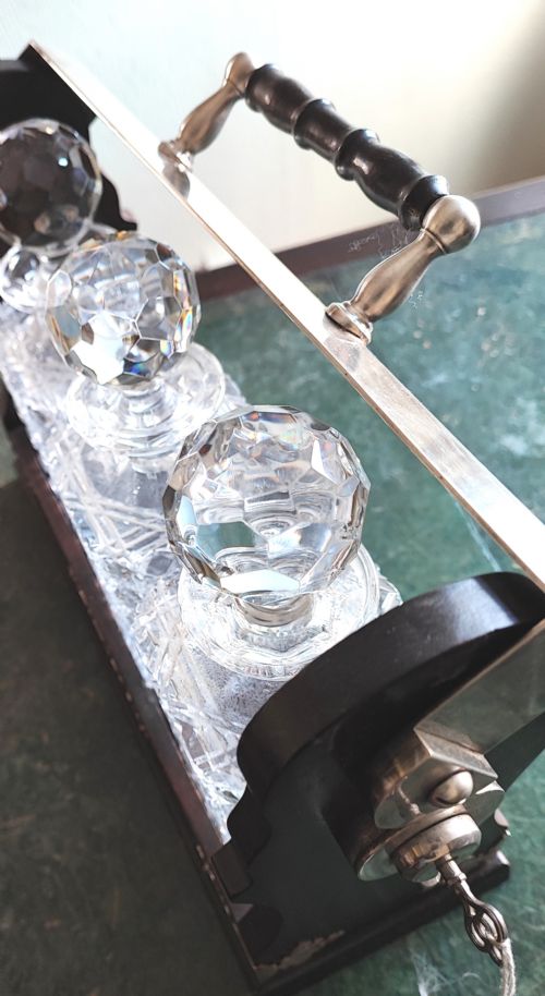 AN ANTIQUE MAHOGANY AND CUT GLASS TANTALUS - ADDITIONAL PHOTO 5