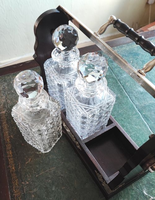 AN ANTIQUE MAHOGANY AND CUT GLASS TANTALUS - ADDITIONAL PHOTO 6