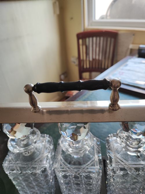 AN ANTIQUE MAHOGANY AND CUT GLASS TANTALUS - ADDITIONAL PHOTO 9