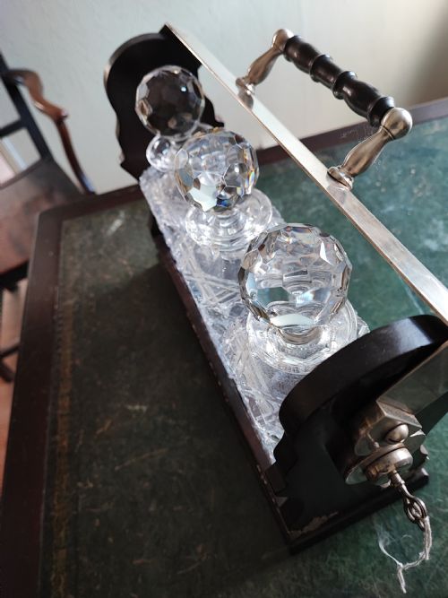 AN ANTIQUE MAHOGANY AND CUT GLASS TANTALUS - ADDITIONAL PHOTO 10