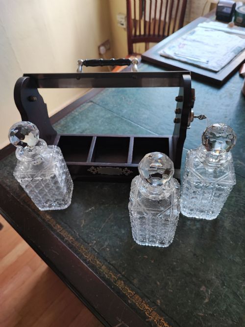 AN ANTIQUE MAHOGANY AND CUT GLASS TANTALUS - ADDITIONAL PHOTO 12