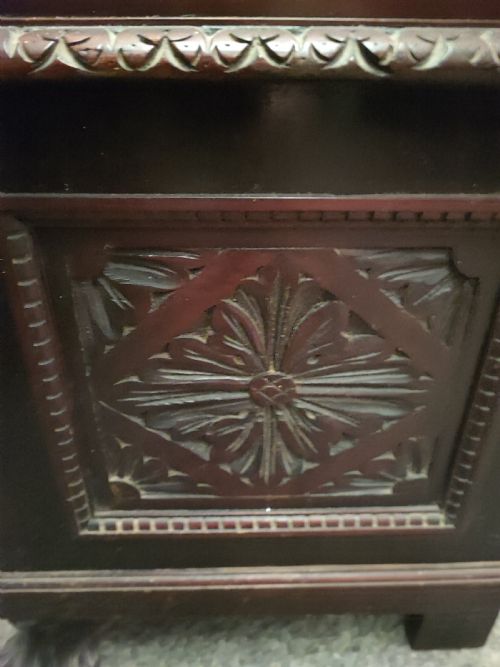 AN ANTIQUE ITALIAN CARVED WALNUT HALL BENCH OR SETTLE - ADDITIONAL PHOTO 3