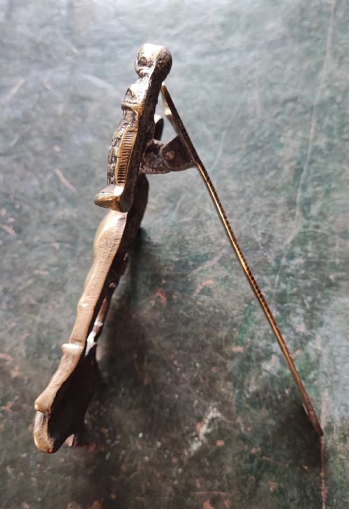 AN ANTIQUE BRASS DOOR KNOCKER DEPICTING AN IMP WITH LANTERN - ADDITIONAL PHOTO 2