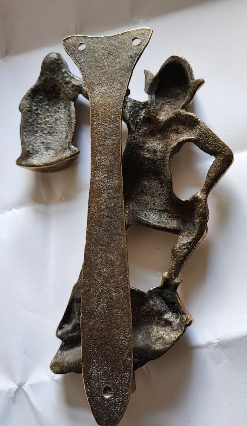 AN ANTIQUE BRASS DOOR KNOCKER DEPICTING AN IMP WITH LANTERN - ADDITIONAL PHOTO 3