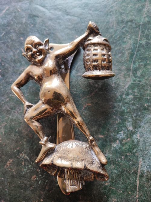 AN ANTIQUE BRASS DOOR KNOCKER DEPICTING AN IMP WITH LANTERN - ADDITIONAL PHOTO 6