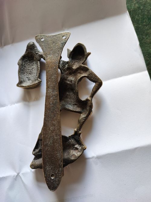 AN ANTIQUE BRASS DOOR KNOCKER DEPICTING AN IMP WITH LANTERN - ADDITIONAL PHOTO 7