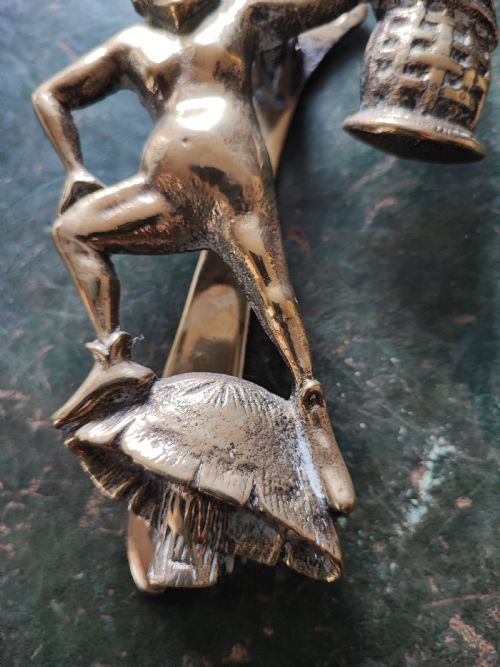 AN ANTIQUE BRASS DOOR KNOCKER DEPICTING AN IMP WITH LANTERN - ADDITIONAL PHOTO 8