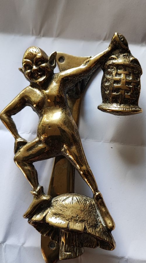 AN ANTIQUE BRASS DOOR KNOCKER DEPICTING AN IMP WITH LANTERN - ADDITIONAL PHOTO 11