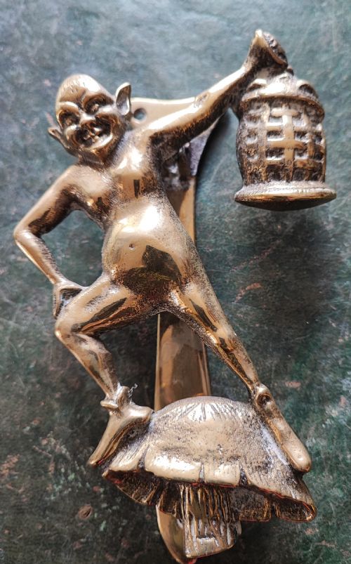 AN ANTIQUE BRASS DOOR KNOCKER DEPICTING AN IMP WITH LANTERN - ADDITIONAL PHOTO 12