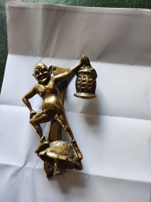 AN ANTIQUE BRASS DOOR KNOCKER DEPICTING AN IMP WITH LANTERN - ADDITIONAL PHOTO 13