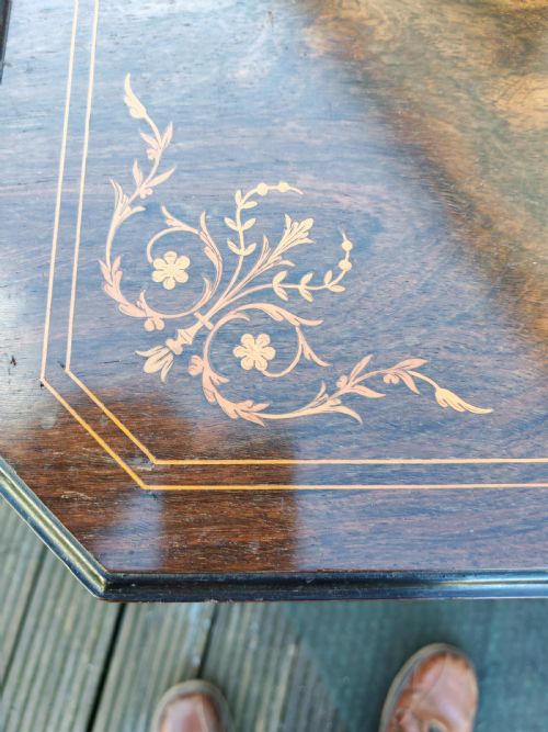 A QUALITY INLAID EDWARDIAN ROSEWOOD DROP FLAP OCCASIONAL TABLE - ADDITIONAL PHOTO 2