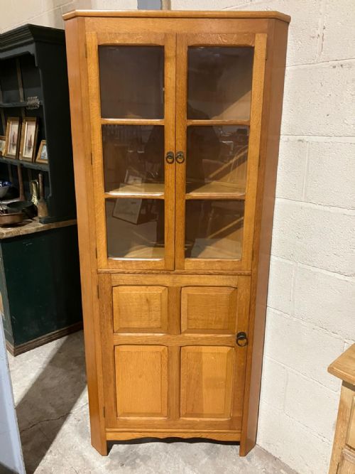 A COTSWOLD STYLE LIGHT OAK CORNER CUPBOARD - ADDITIONAL PHOTO 1