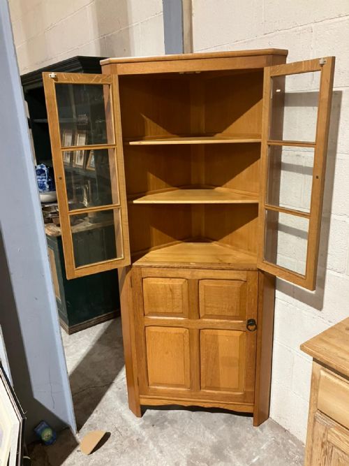A COTSWOLD STYLE LIGHT OAK CORNER CUPBOARD - ADDITIONAL PHOTO 2