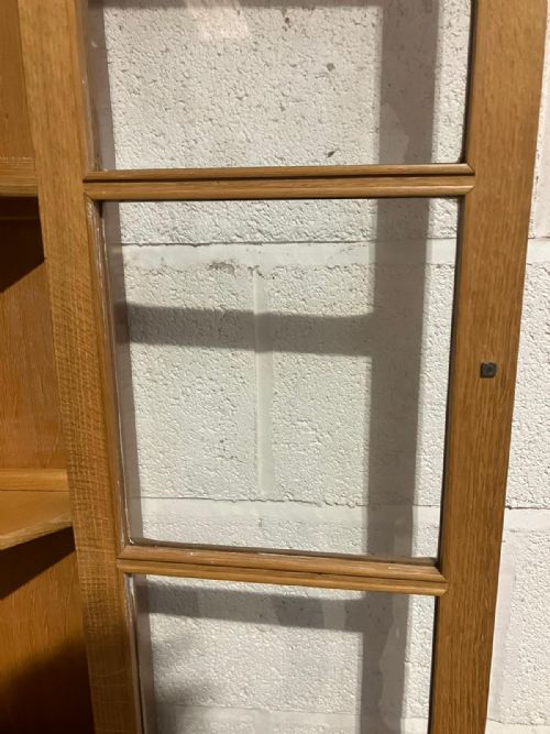 A COTSWOLD STYLE LIGHT OAK CORNER CUPBOARD - ADDITIONAL PHOTO 3