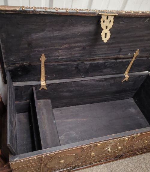 ANTIQUE TEAK AND BRASS ZANZIBAR TRUNK - ADDITIONAL PHOTO 4