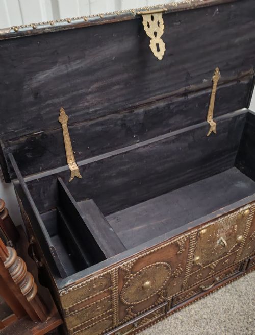 ANTIQUE TEAK AND BRASS ZANZIBAR TRUNK - ADDITIONAL PHOTO 5
