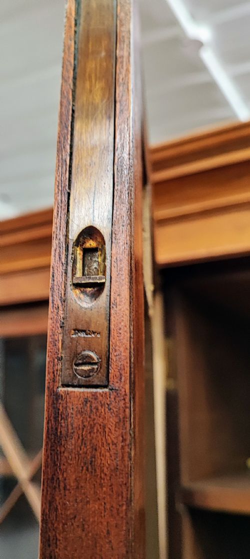 ANTIQUE MAHOGANY BREAKFRONT BOOKCASE IN THE GEORGE III STYLE - ADDITIONAL PHOTO 1