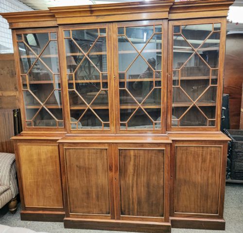 ANTIQUE MAHOGANY BREAKFRONT BOOKCASE IN THE GEORGE III STYLE - ADDITIONAL PHOTO 2
