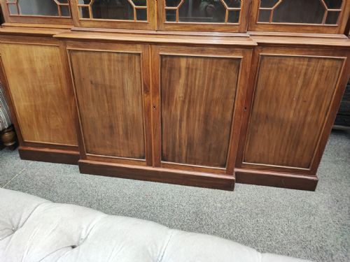 ANTIQUE MAHOGANY BREAKFRONT BOOKCASE IN THE GEORGE III STYLE - ADDITIONAL PHOTO 5
