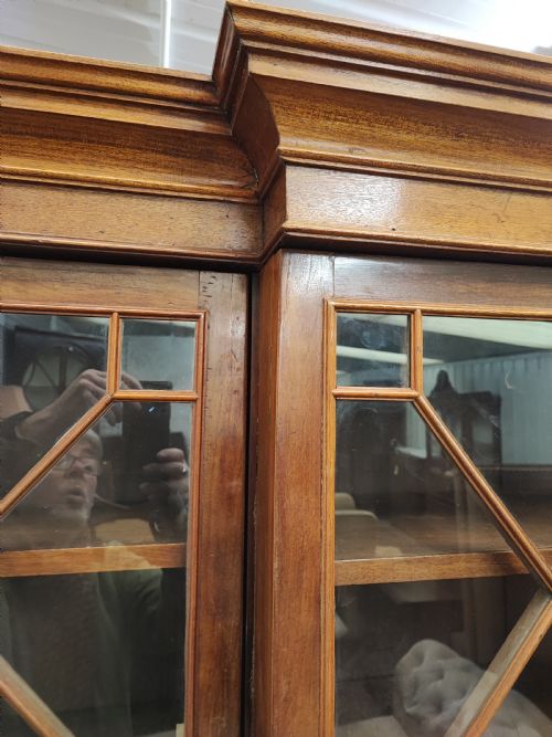 ANTIQUE MAHOGANY BREAKFRONT BOOKCASE IN THE GEORGE III STYLE - ADDITIONAL PHOTO 7