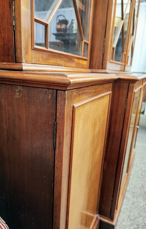ANTIQUE MAHOGANY BREAKFRONT BOOKCASE IN THE GEORGE III STYLE - ADDITIONAL PHOTO 11