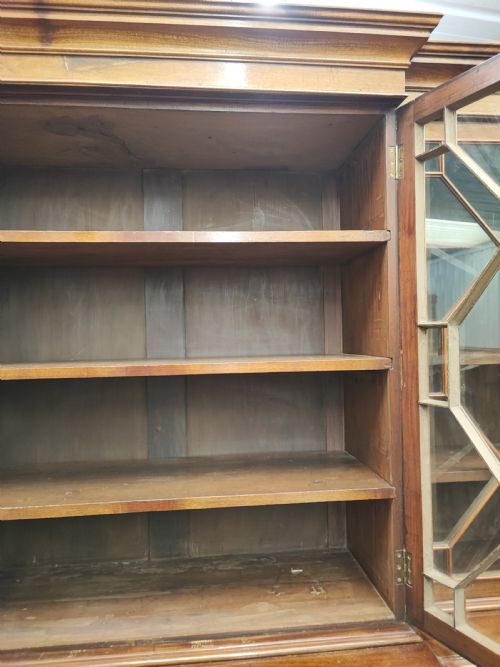 ANTIQUE MAHOGANY BREAKFRONT BOOKCASE IN THE GEORGE III STYLE - ADDITIONAL PHOTO 13