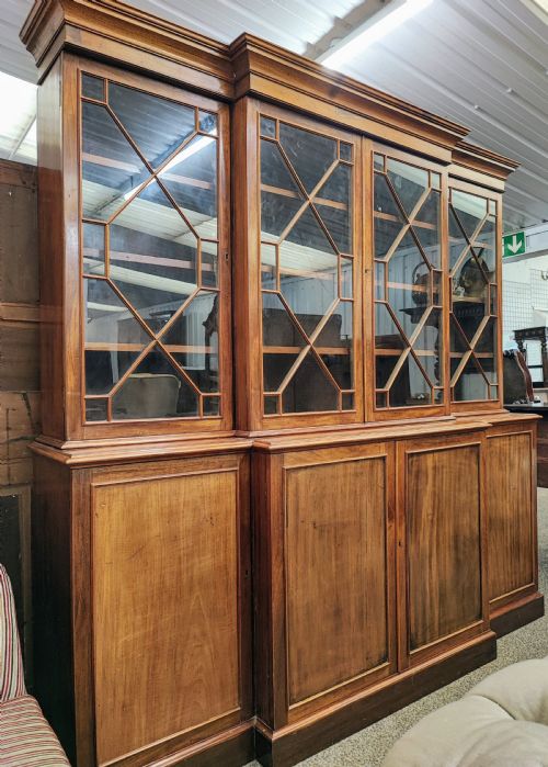 ANTIQUE MAHOGANY BREAKFRONT BOOKCASE IN THE GEORGE III STYLE - ADDITIONAL PHOTO 15