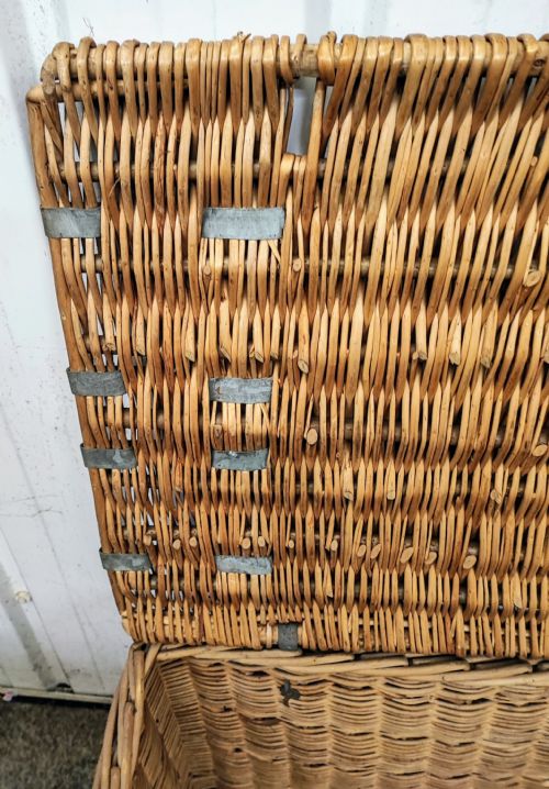ANTIQUE WILLOW LOG OR LAUNDRY BASKETOF A LARGE SIZE - ADDITIONAL PHOTO 1