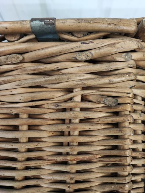 ANTIQUE WILLOW LOG OR LAUNDRY BASKETOF A LARGE SIZE - ADDITIONAL PHOTO 2