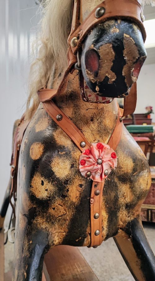 AN LARGE ANTIQUE DAPPLED CARVED AND PAINTED ROCKING HORSE - ADDITIONAL PHOTO 3