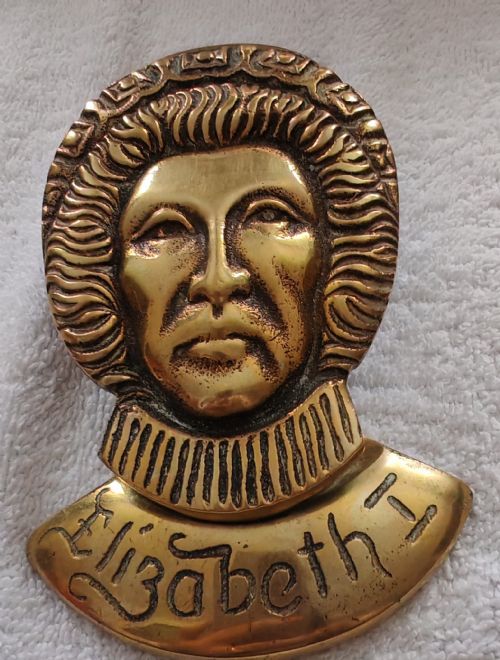ANTIQUE BRASS DOOR KNOCKER DEPICTING ELIZABETH THE FIRST - ADDITIONAL PHOTO 1