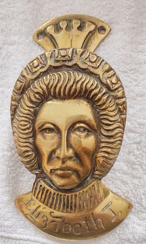 ANTIQUE BRASS DOOR KNOCKER DEPICTING ELIZABETH THE FIRST - ADDITIONAL PHOTO 2