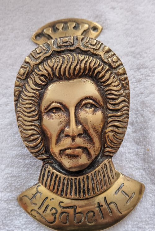 ANTIQUE BRASS DOOR KNOCKER DEPICTING ELIZABETH THE FIRST - ADDITIONAL PHOTO 10