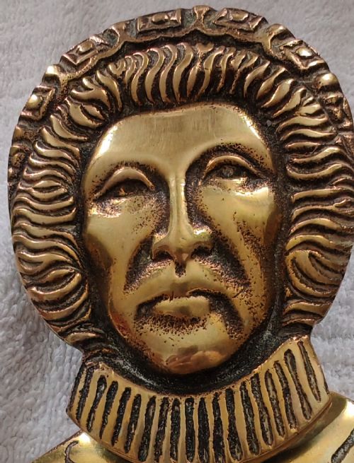 ANTIQUE BRASS DOOR KNOCKER DEPICTING ELIZABETH THE FIRST - ADDITIONAL PHOTO 11