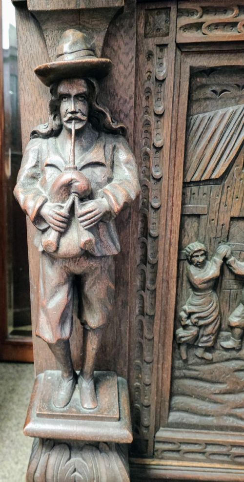FABULOUS CARVED OAK SIDEBOARD OF LARGE SIZE - ADDITIONAL PHOTO 1
