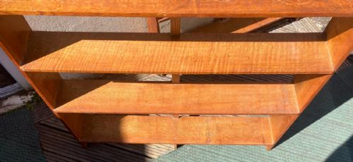 A PAIR OF ANTIQUE GOLDEN OAK OPEN BOOKCASES - ADDITIONAL PHOTO 1
