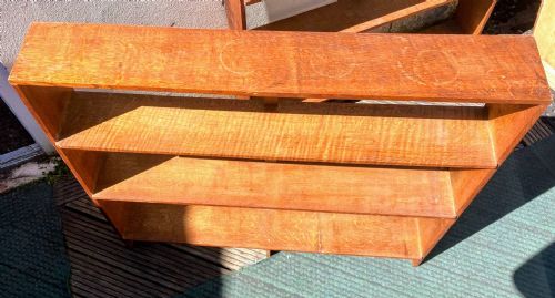 A PAIR OF ANTIQUE GOLDEN OAK OPEN BOOKCASES - ADDITIONAL PHOTO 3