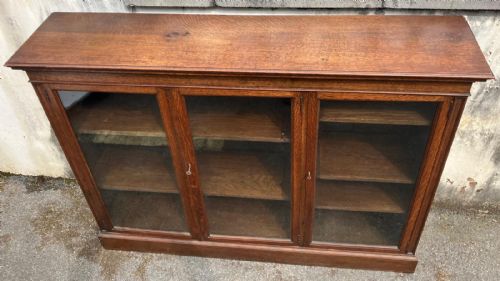 A QUALITY ANTIQUE OAK LOW GLAZED 3 DOOR BOOKCASE - ADDITIONAL PHOTO 2