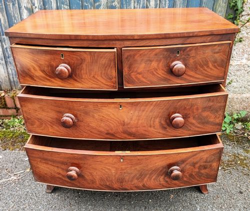 A SMALL REGENCY MAHOGANY BOWFRONT CHEST OF DRAWERS - ADDITIONAL PHOTO 2
