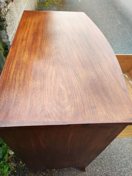 A SMALL REGENCY MAHOGANY BOWFRONT CHEST OF DRAWERS - ADDITIONAL PHOTO 3