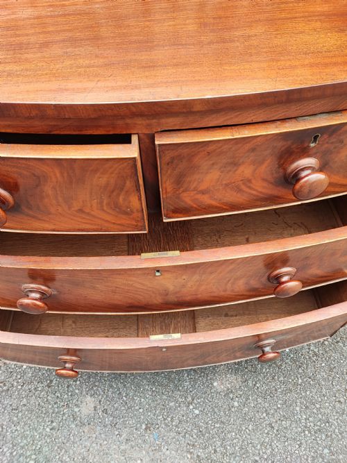A SMALL REGENCY MAHOGANY BOWFRONT CHEST OF DRAWERS - ADDITIONAL PHOTO 4